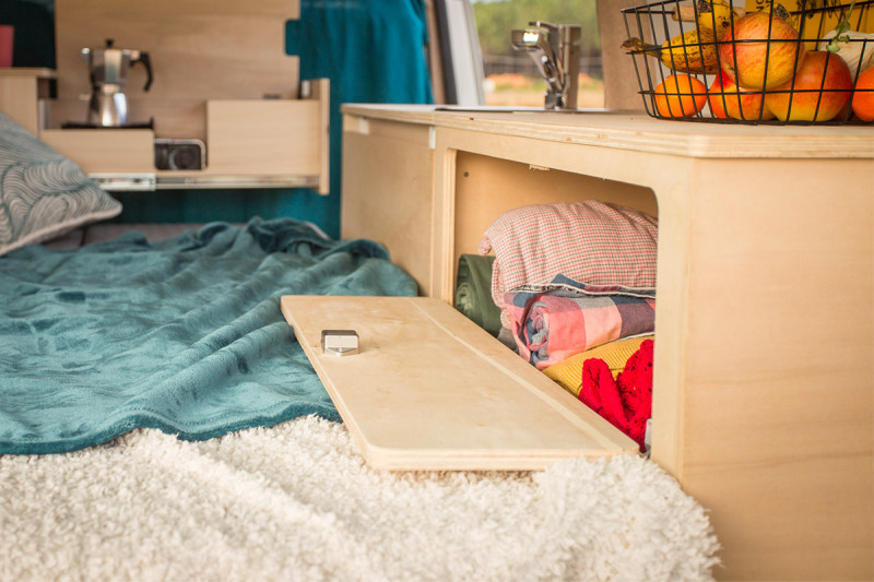 Large Table Side Unit L1 A4 - Trafic 3 Conversion | Simple Vans