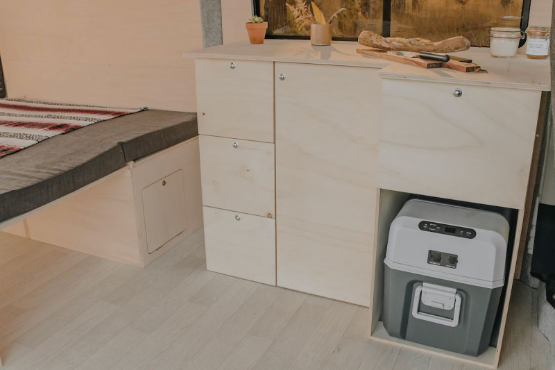 Große Küchenmöbel Tür PLUS CP4 - Großer Van-Umbau